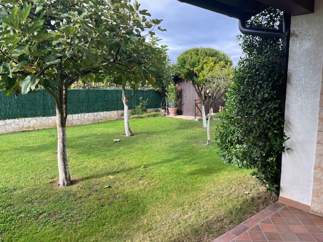 Oggi vi proponiamo una porzione di bifamiliare che attirerà sicuramente la vostra attenzione situ...