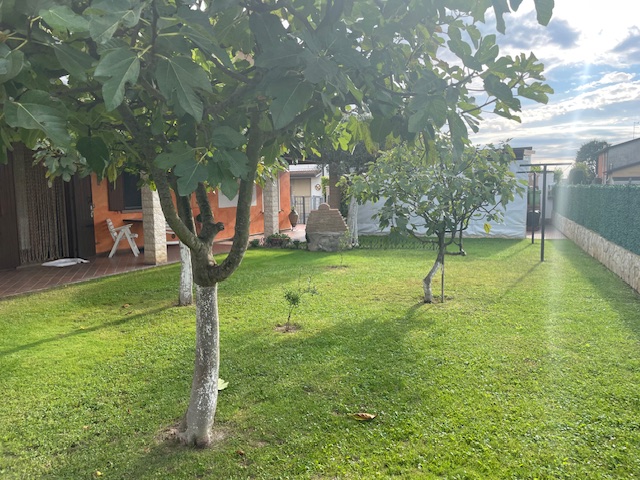 Oggi vi proponiamo una porzione di bifamiliare che attirerà sicuramente la vostra attenzione situ...