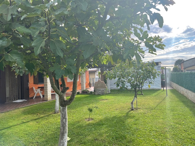 Oggi vi proponiamo una porzione di bifamiliare che attirerà sicuramente la vostra attenzione situ...