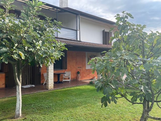 Oggi vi proponiamo una porzione di bifamiliare che attirerà sicuramente la vostra attenzione situ...