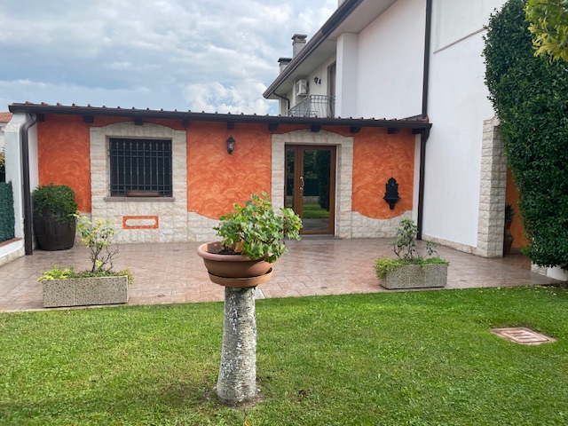 Oggi vi proponiamo una porzione di bifamiliare che attirerà sicuramente la vostra attenzione situ...