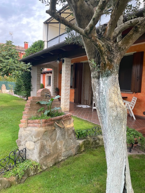 Oggi vi proponiamo una porzione di bifamiliare che attirerà sicuramente la vostra attenzione situ...