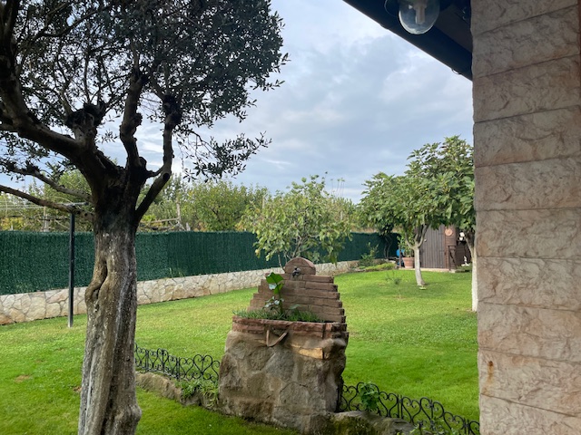 Oggi vi proponiamo una porzione di bifamiliare che attirerà sicuramente la vostra attenzione situ...