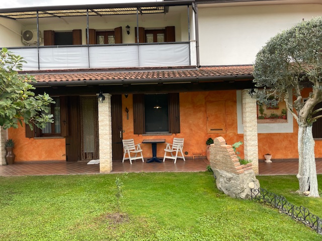 Oggi vi proponiamo una porzione di bifamiliare che attirerà sicuramente la vostra attenzione situ...