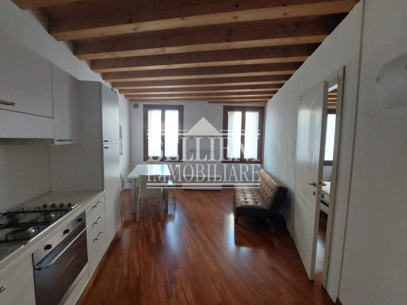 PONTE DEGLI ANGELI: Nel cuore del centro storico, all’interno di un elegante palazzetto d’epoca c...