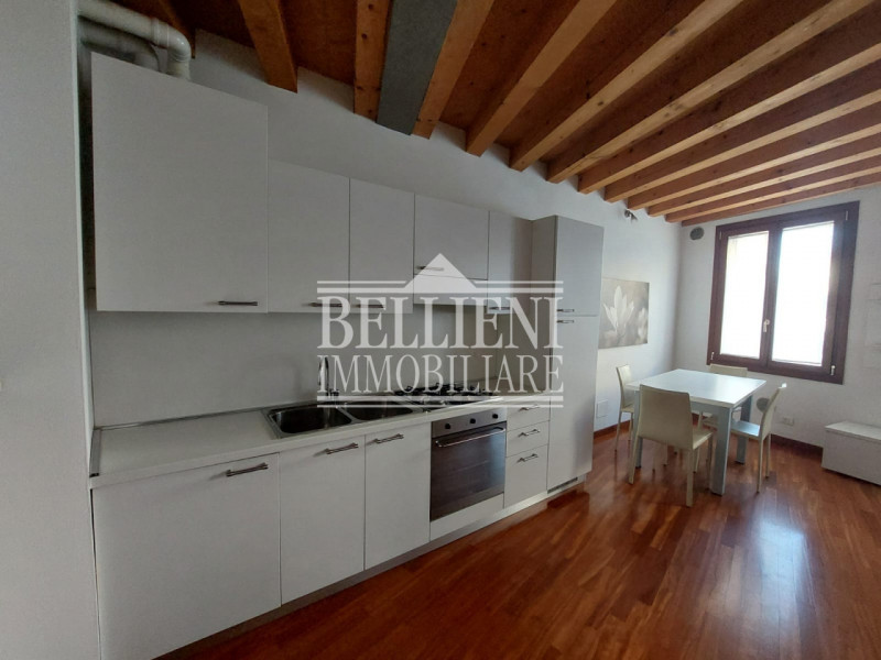 PONTE DEGLI ANGELI: Nel cuore del centro storico, all’interno di un elegante palazzetto d’epoca c...