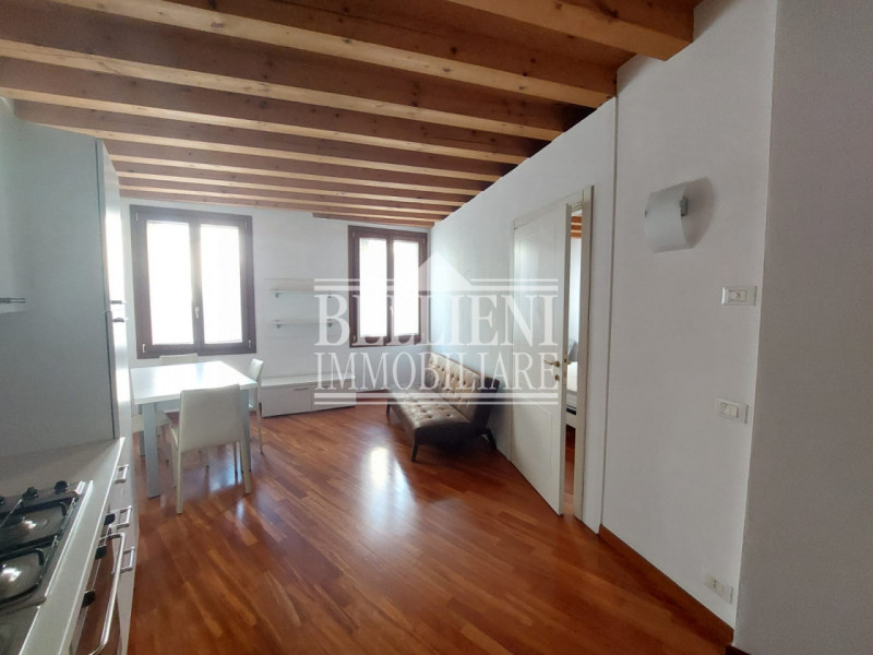 PONTE DEGLI ANGELI: Nel cuore del centro storico, all’interno di un elegante palazzetto d’epoca c...