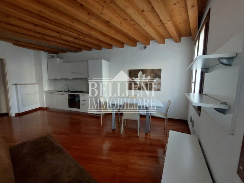 PONTE DEGLI ANGELI: Nel cuore del centro storico, all’interno di un elegante palazzetto d’epoca c...