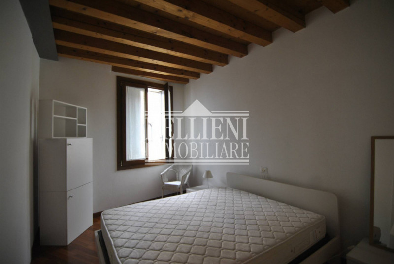 PONTE DEGLI ANGELI: Nel cuore del centro storico, all’interno di un elegante palazzetto d’epoca c...