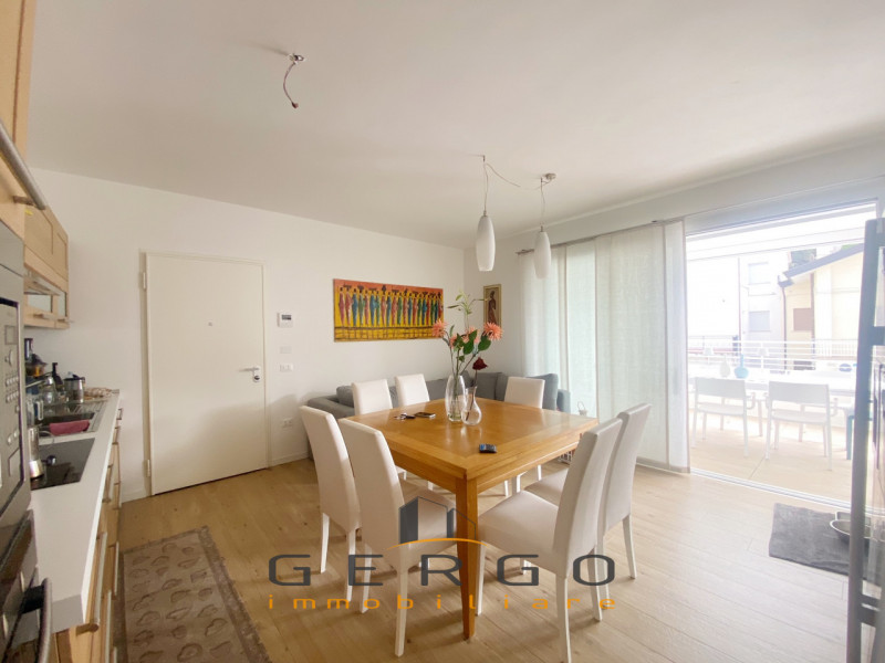 (Per INFO Mara 3481536890) A Jesolo, tra piazza Marconi e Milano, proponiamo in vendita esclusiv ...