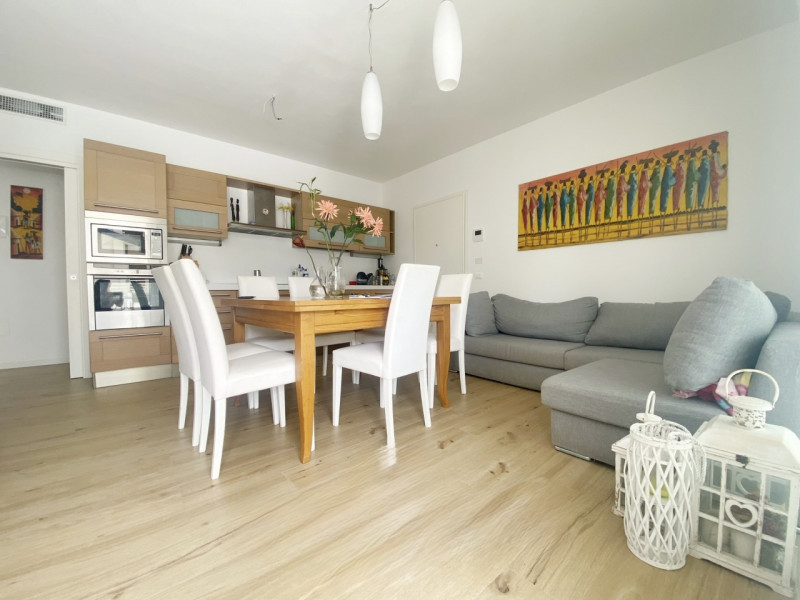 (Per INFO Mara 3481536890) A Jesolo, tra piazza Marconi e Milano, proponiamo in vendita un esclus...