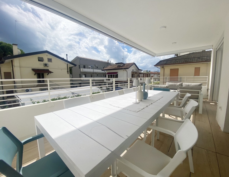 (Per INFO Mara 3481536890) A Jesolo, tra piazza Marconi e Milano, proponiamo in vendita esclusiv ...