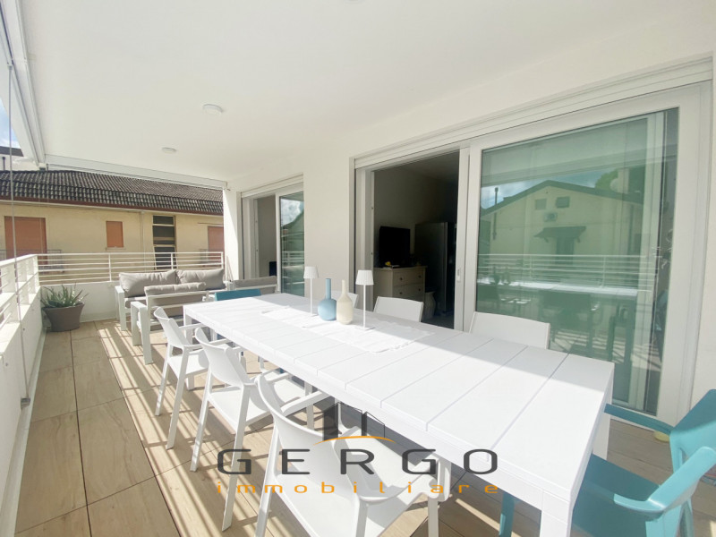 (Per INFO Mara 3481536890) A Jesolo, tra piazza Marconi e Milano, proponiamo in vendita esclusiv ...