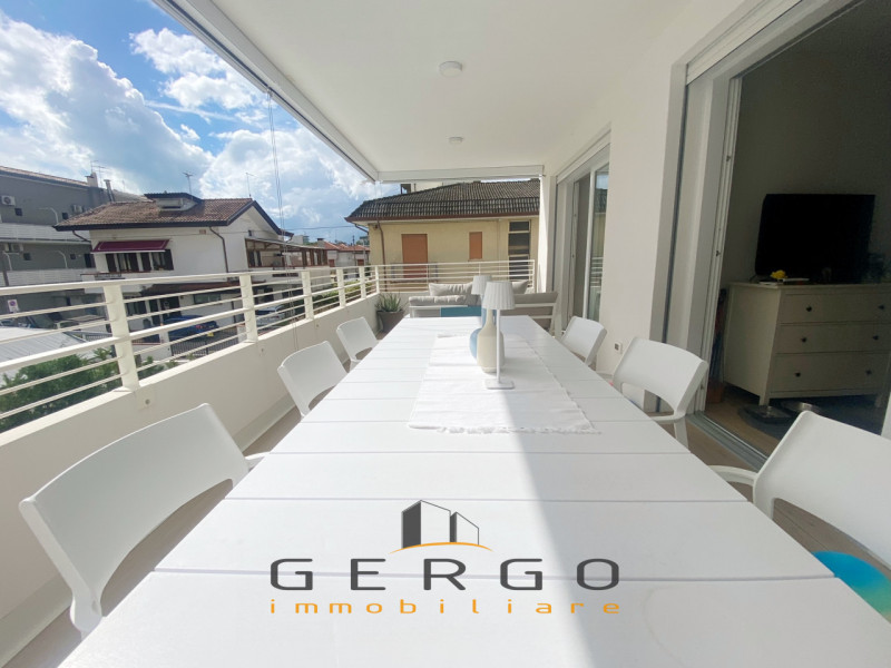 (Per INFO Mara 3481536890) A Jesolo, tra piazza Marconi e Milano, proponiamo in vendita un esclus...