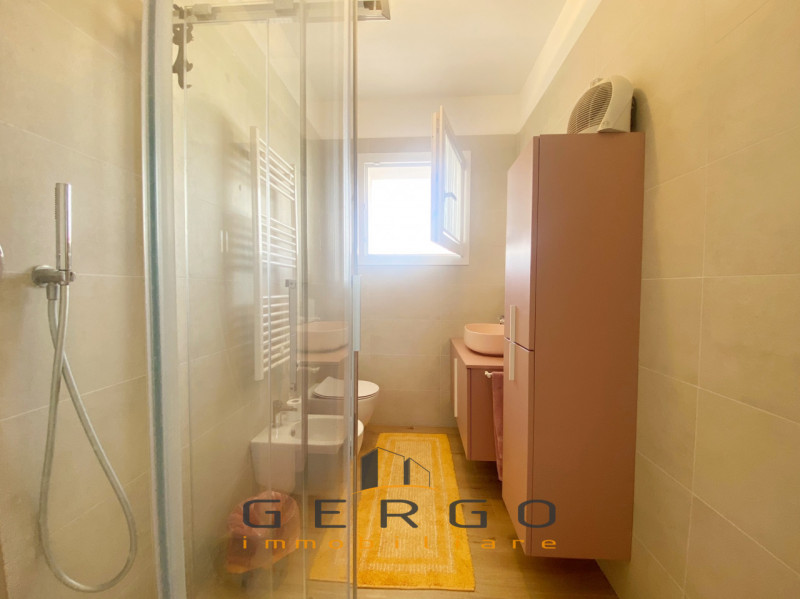 (Per INFO Mara 3481536890) A Jesolo, tra piazza Marconi e Milano, proponiamo in vendita esclusiv ...