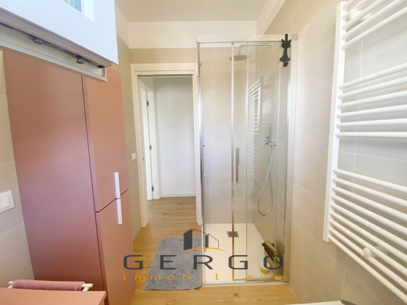 (Per INFO Mara 3481536890) A Jesolo, tra piazza Marconi e Milano, proponiamo in vendita esclusiv ...