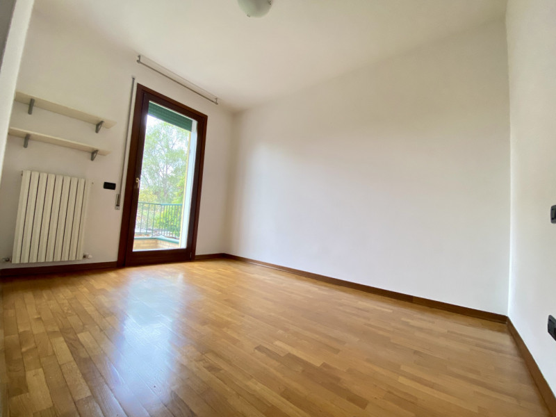 IN PICCOLA PALAZZINA DEL 2002...IN OTTIMO STATO DI MANUTENZIONE...COMODO AI SERVIZI A PIEDI... LI...