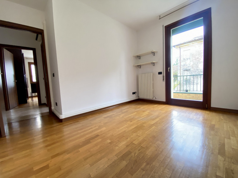 IN PICCOLA PALAZZINA DEL 2002...IN OTTIMO STATO DI MANUTENZIONE...COMODO AI SERVIZI A PIEDI... LI...