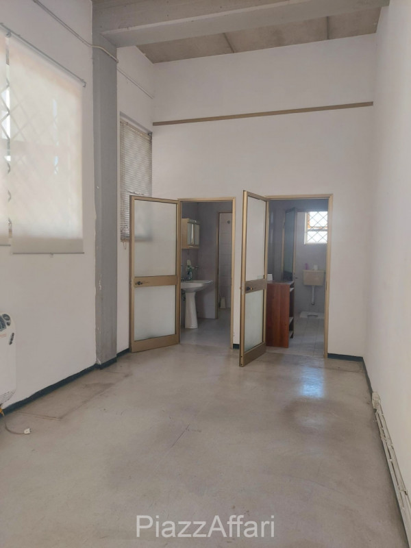 Proponiamo in locazione capannone ad uso magazzino di 227 mq, situato ad Arzerello, nel comune di...