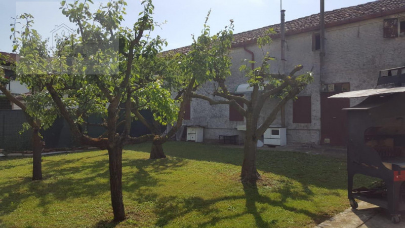 Scopri l'incanto di un rustico casale nel cuore di Villafranca Padovana, una località che combina...