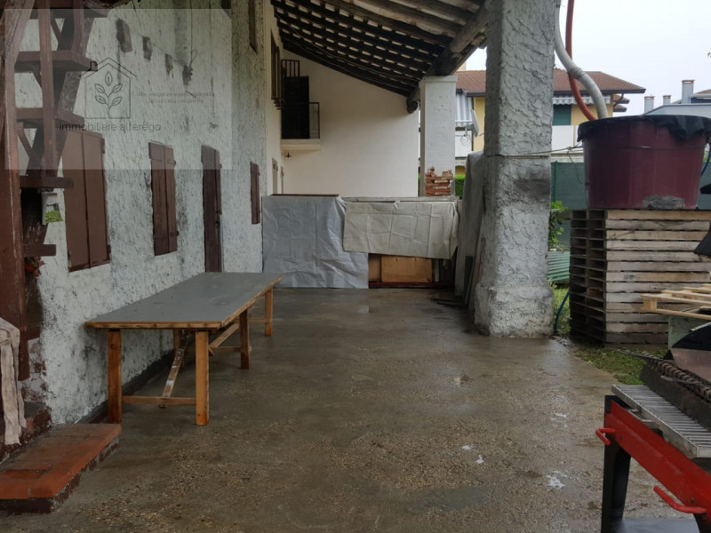 Scopri l'incanto di un rustico casale nel cuore di Villafranca Padovana, una località che combina...