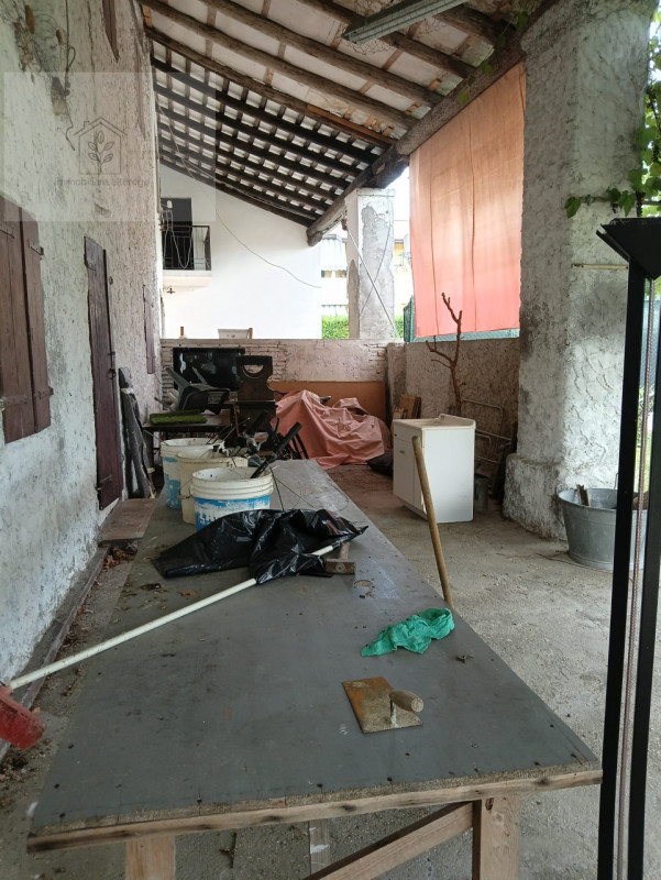 Scopri l'incanto di un rustico casale nel cuore di Villafranca Padovana, una località che combina...