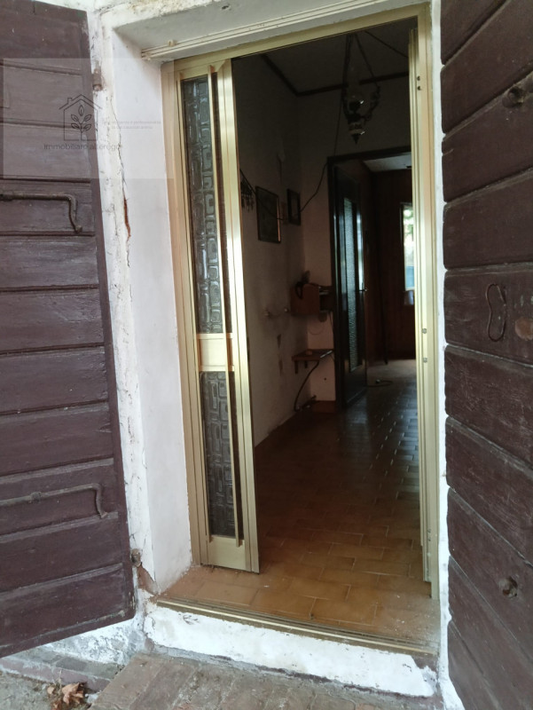 Scopri l'incanto di un rustico casale nel cuore di Villafranca Padovana, una località che combina...