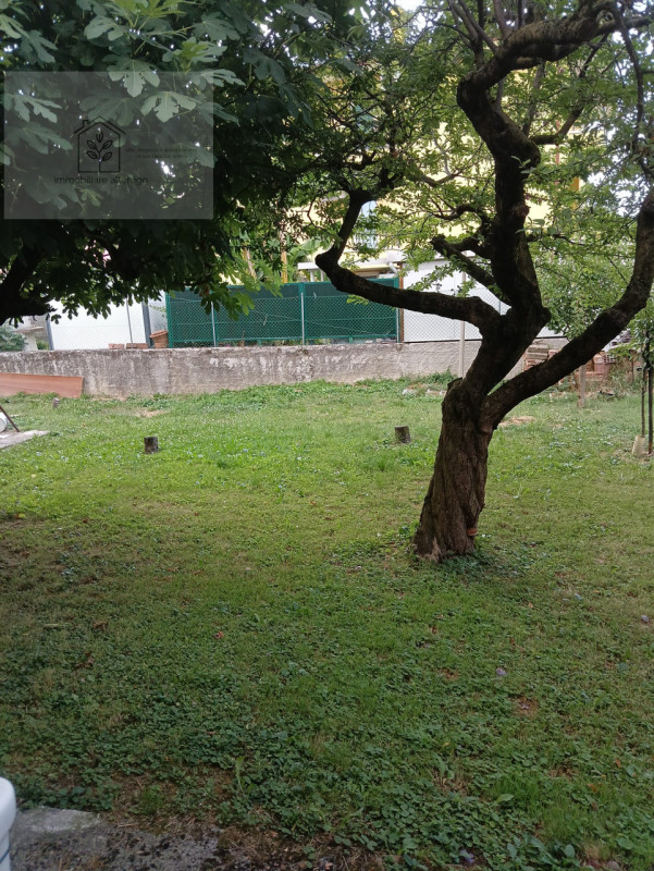 Scopri l'incanto di un rustico casale nel cuore di Villafranca Padovana, una località che combina...