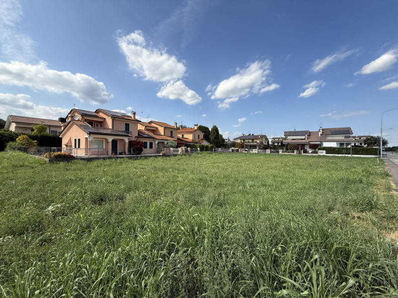 Desideri edificare una prestigiosa Villa Singola dove vivere senza compromessi, con piscina priva...