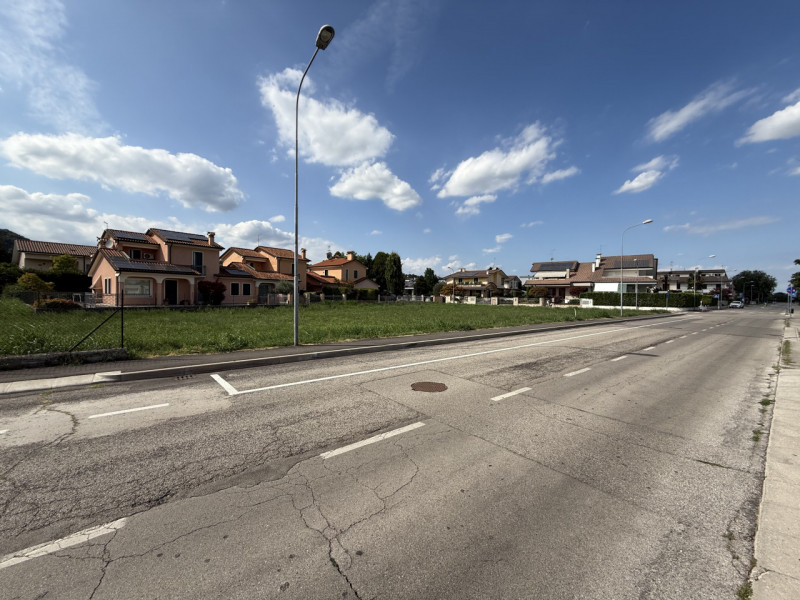 Desideri edificare una prestigiosa porzione di bifamiliare dove vivere senza compromessi, spazi a...