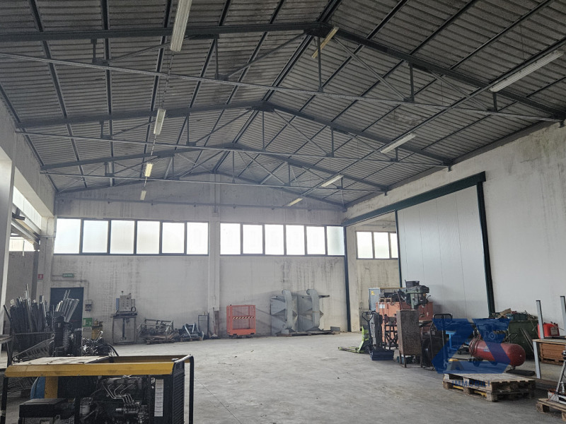In vendita a Gaiarine, frazione di Francenigo, proponiamo un ampio capannone industriale di circa...