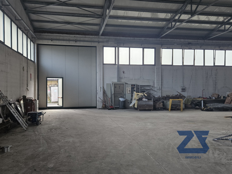 In vendita a Gaiarine, frazione di Francenigo, proponiamo un ampio capannone industriale di circa...