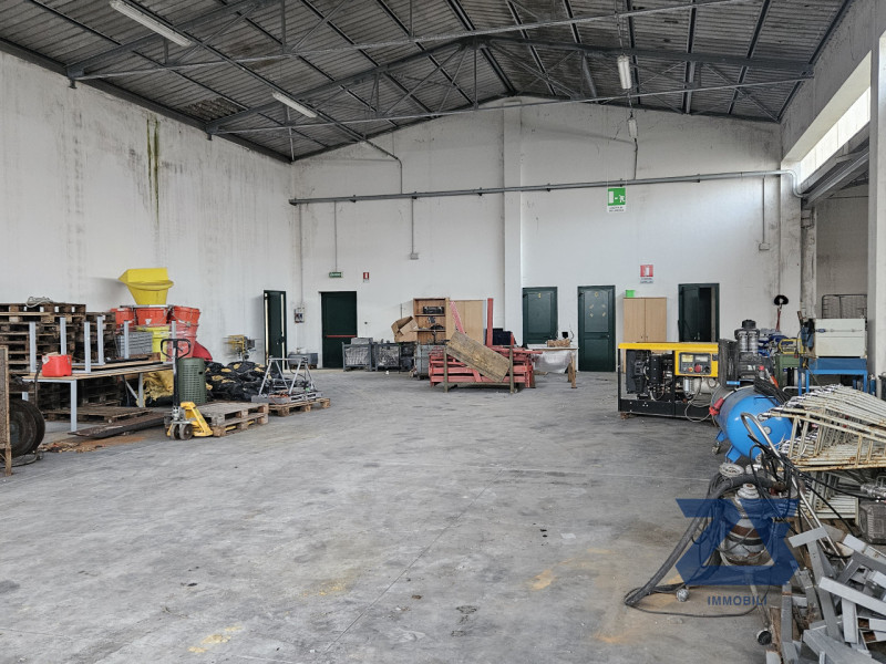 In vendita a Gaiarine, frazione di Francenigo, proponiamo un ampio capannone industriale di circa...