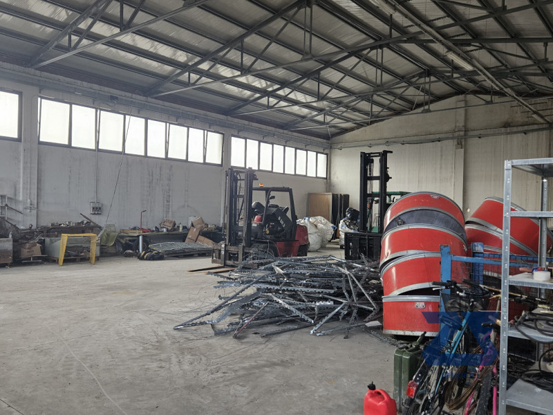 In vendita a Gaiarine, frazione di Francenigo, proponiamo un ampio capannone industriale di circa...