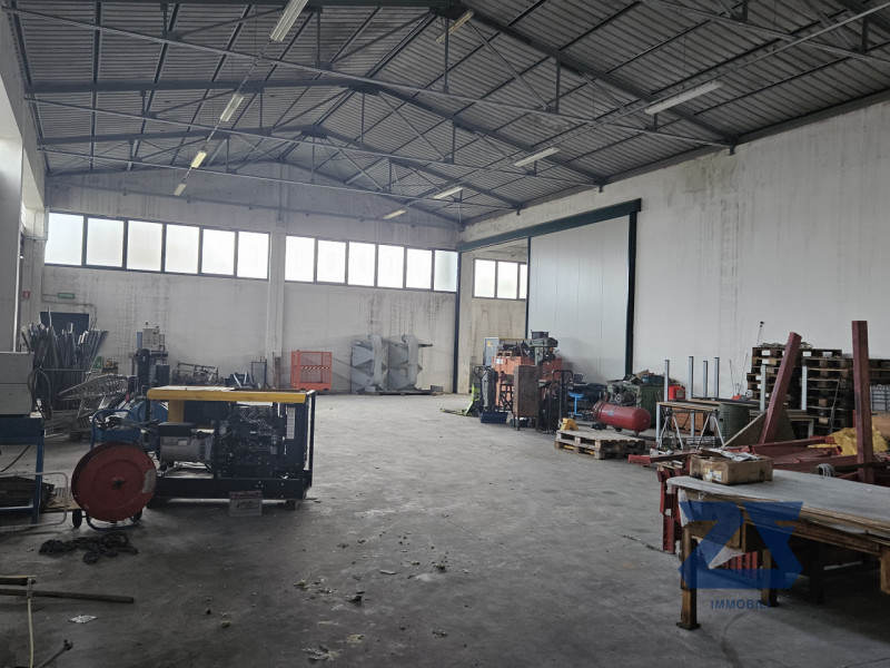 In vendita a Gaiarine, frazione di Francenigo, proponiamo un ampio capannone industriale di circa...