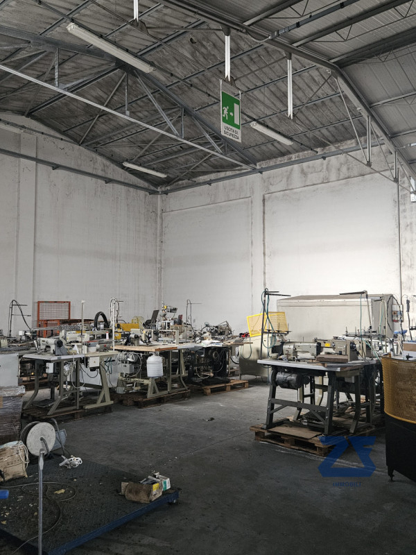 In vendita a Gaiarine, frazione di Francenigo, proponiamo un ampio capannone industriale di circa...