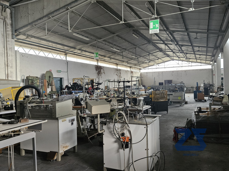 In vendita a Gaiarine, frazione di Francenigo, proponiamo un ampio capannone industriale di circa...