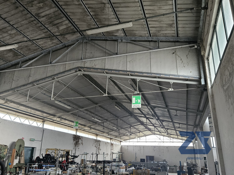 In vendita a Gaiarine, frazione di Francenigo, proponiamo un ampio capannone industriale di circa...