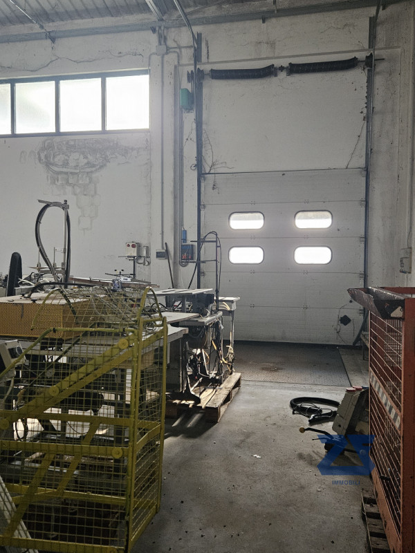 In vendita a Gaiarine, frazione di Francenigo, proponiamo un ampio capannone industriale di circa...