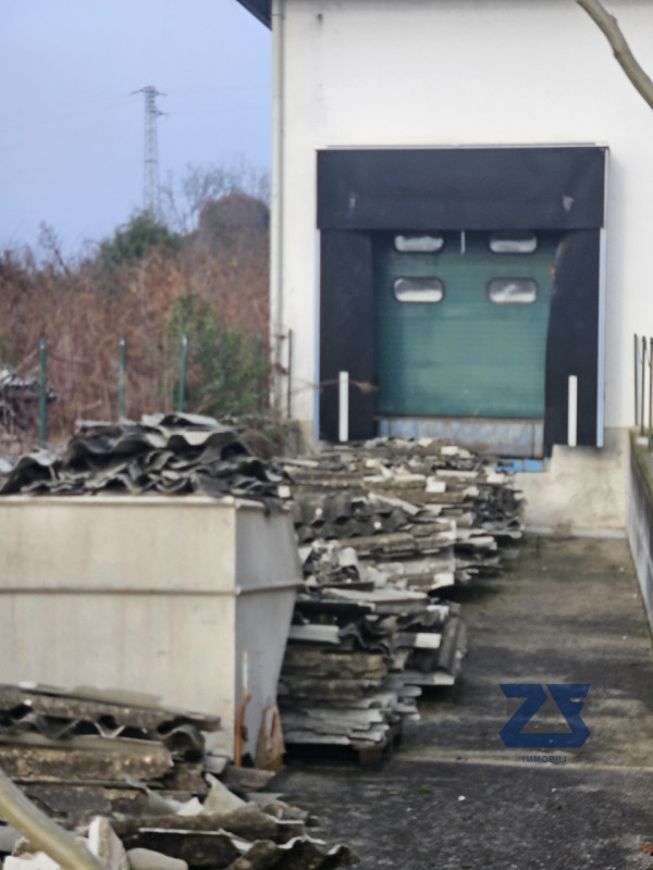 In vendita a Gaiarine, frazione di Francenigo, proponiamo un ampio capannone industriale di circa...