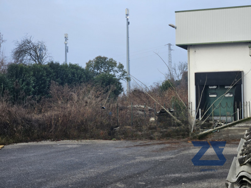 In vendita a Gaiarine, frazione di Francenigo, proponiamo un ampio capannone industriale di circa...