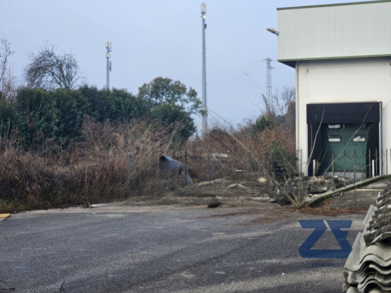 In vendita a Gaiarine, frazione di Francenigo, proponiamo un ampio capannone industriale di circa...