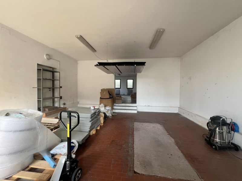 Sei alla ricerca di un magazzino funzionale e ben posizionato per la tua attività? Ti proponiamo ...