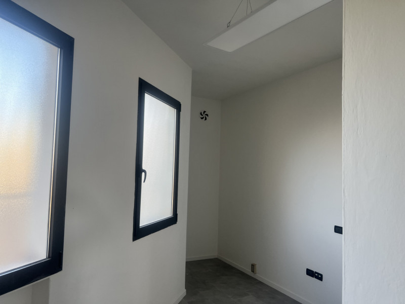 Sei alla ricerca di un magazzino funzionale e ben posizionato per la tua attività? Ti proponiamo ...