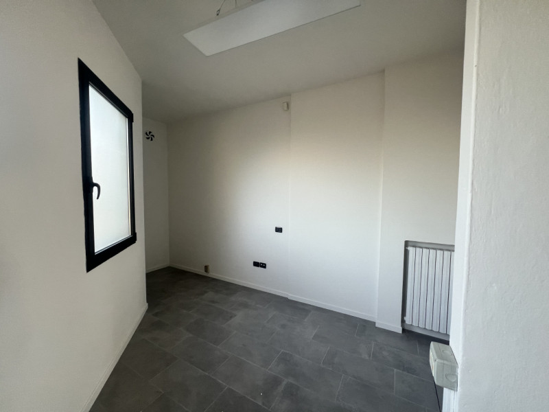 Sei alla ricerca di un magazzino funzionale e ben posizionato per la tua attività? Ti proponiamo ...