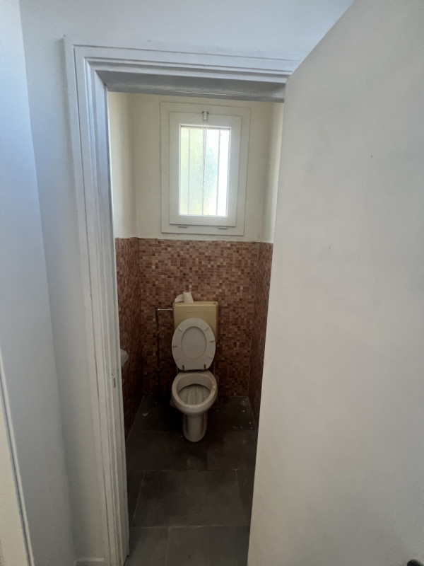 Sei alla ricerca di un magazzino funzionale e ben posizionato per la tua attività? Ti proponiamo ...