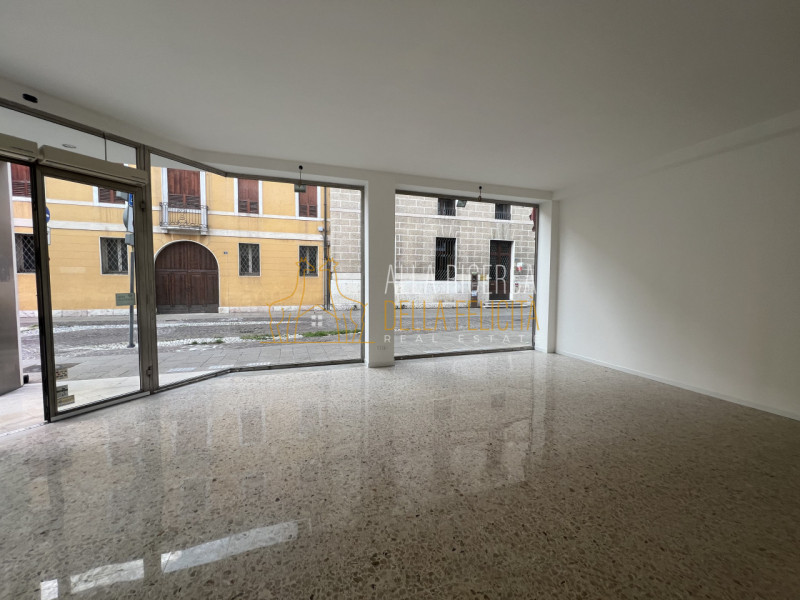 SCHIO - Centro: in zona centrale, proponiamo NEGOZIO AD ANGOLO. Cl. En. E IPE 175,00. EURO 800,00...