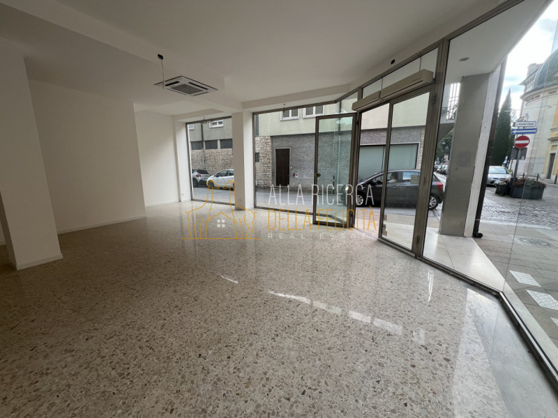 SCHIO - Centro: in zona centrale, proponiamo NEGOZIO AD ANGOLO. Cl. En. E IPE 175,00. EURO 800,00...