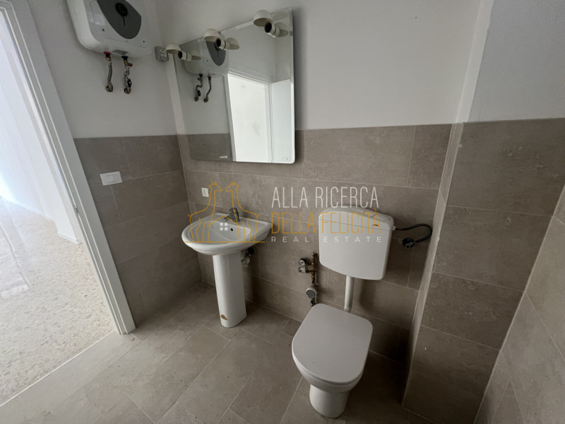 SCHIO - Centro: in zona centrale, proponiamo NEGOZIO AD ANGOLO. Cl. En. E IPE 175,00. EURO 800,00...