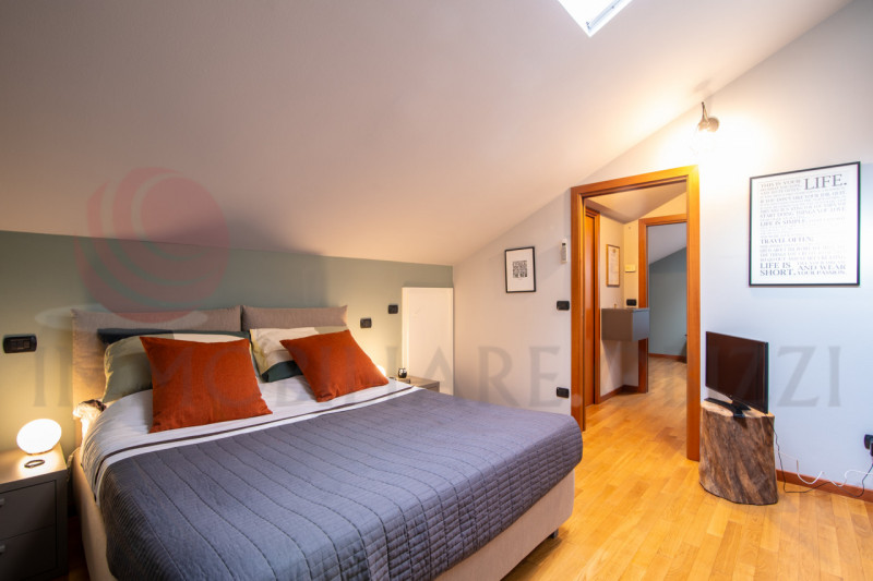 ZONA SAN GIACOMO, proponiamo in vendita appartamento al secondo ed ultimo piano, senza ascensore,...